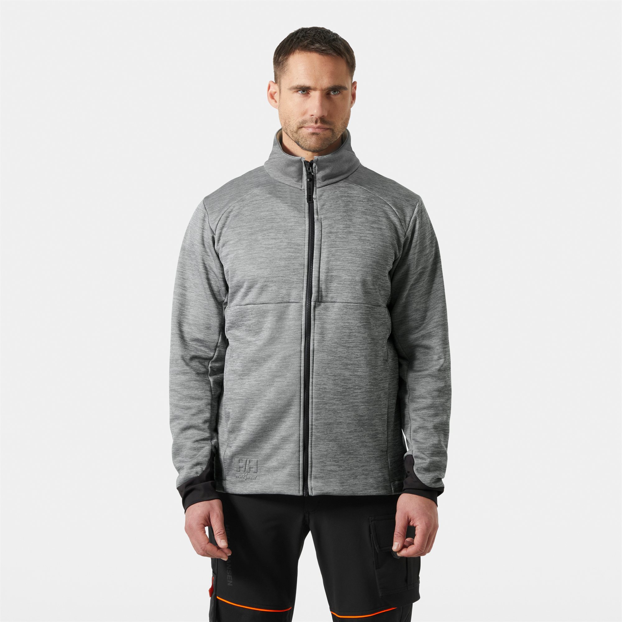 Mann in grauer Helly-Hansen-Fleecejacke