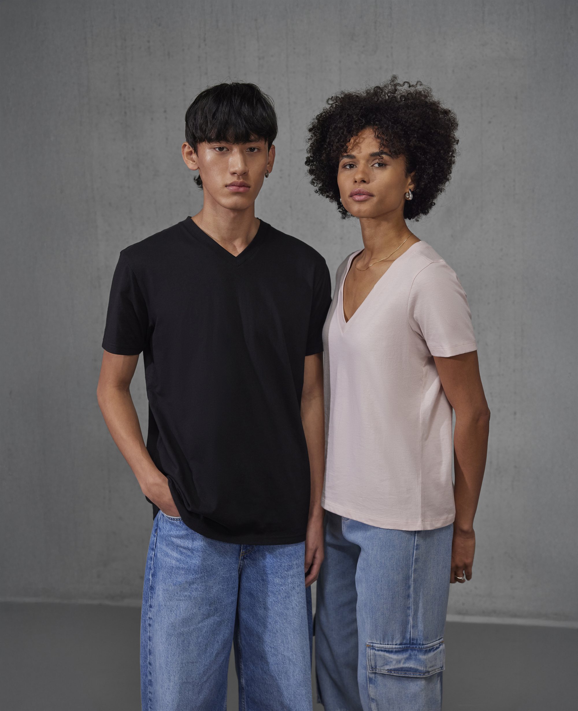B&C - V-Ausschnitt T-Shirt - TU008 – Bild 6