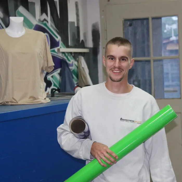 Micha Burn mit einer Rolle Flexfolie