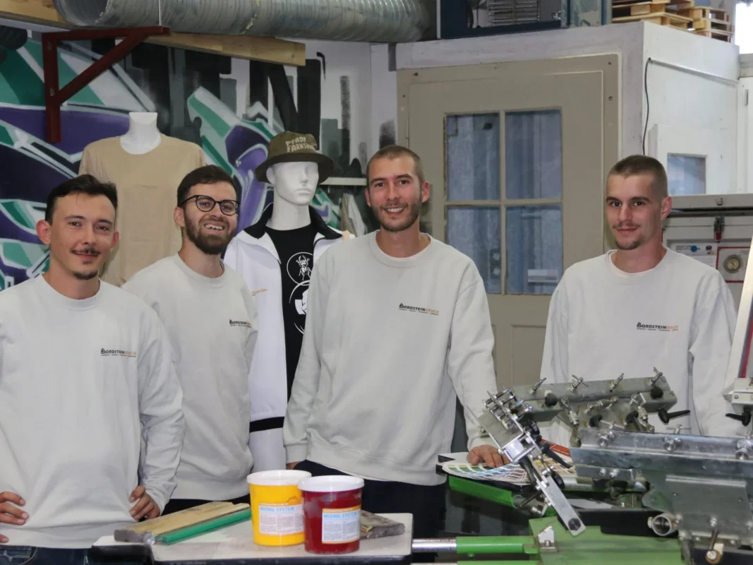 Das Team von Bordstein-Druck: alle vier
