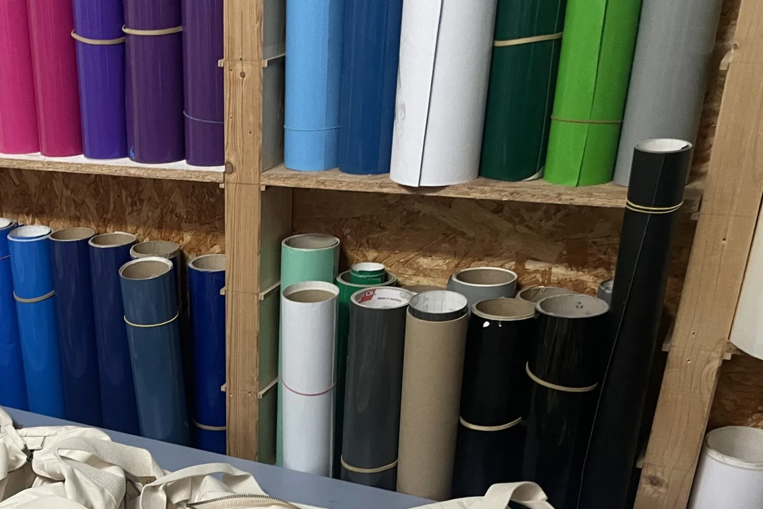 Regal mit Flexfolien-Rollen in vielen Farben in der Werkstatt in Böckten