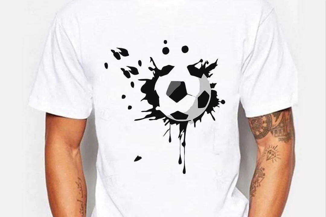 Weisses T-Shirt mit sublimiertem Fussball-Motiv auf der Brust
