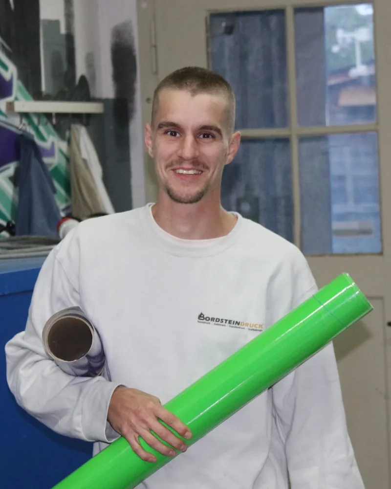 Micha Burn mit einer Rolle Flexfolie